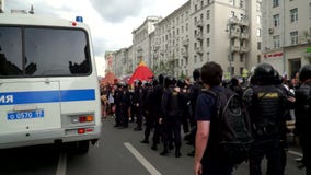 RUSIA, MOSCÚ - 12 DE JUNIO DE 2017: Reunión contra la corrupción organizada por Navalny en la calle de Tverskaya La gente está ca RUSIA, MOSCÚ - 12 DE JUNIO DE 2017: Reunión contra la corrupción organizada por Navalny en la calle de Tverskaya La gente está ca