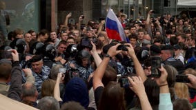 RUSIA, MOSCÚ - 12 DE JUNIO DE 2017: Reunión contra la corrupción organizada por Navalny en la calle de Tverskaya La policía expri RUSIA, MOSCÚ - 12 DE JUNIO DE 2017: Reunión contra la corrupción organizada por Navalny en la calle de Tverskaya La policía expri