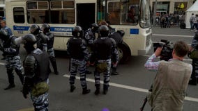 RUSIA, MOSCÚ - 12 DE JUNIO DE 2017: Reunión contra la corrupción organizada por Navalny en la calle de Tverskaya La policía lleva RUSIA, MOSCÚ - 12 DE JUNIO DE 2017: Reunión contra la corrupción organizada por Navalny en la calle de Tverskaya La policía lleva