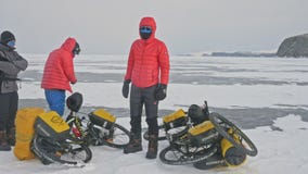 RUSIA, OLKHON - 28 DE FEBRERO DE 2018: Los viajeros de los ciclistas de Polonia montan el hielo en las bicicletas Extremos el lag almacen de metraje de vídeo RUSIA, OLKHON - 28 DE FEBRERO DE 2018: Los viajeros de los ciclistas de Polonia montan el hielo en las bicicletas Extremos el lag almacen de metraje de vídeo