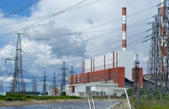 RUSIA, ONDULACIÓN PERMANENTE - 12 DE JUNIO DE 2015: aliviadero y unidad de poder en la central térmica en Dobryanka, ondulación p imagenes de archivo RUSIA, ONDULACIÓN PERMANENTE - 12 DE JUNIO DE 2015: aliviadero y unidad de poder en la central térmica en Dobryanka, ondulación p imagenes de archivo