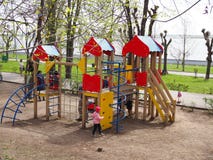 Rusia, Saratov - 28 de abril de 2019 patio con la diapositiva coloreada y edificios de madera en la calle fotografía de archivo Rusia, Saratov - 28 de abril de 2019 patio con la diapositiva coloreada y edificios de madera en la calle fotografía de archivo
