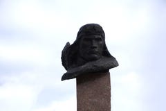 Rusia Usolye 5 de octubre de 2017: un fragmento del monumento en la 'promenade' es un monumento de bronce dedicado a los pilotos imagenes de archivo Rusia Usolye 5 de octubre de 2017: un fragmento del monumento en la 'promenade' es un monumento de bronce dedicado a los pilotos imagenes de archivo