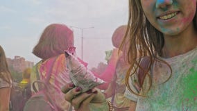 RUSLAND, IRKOETSK - JUNI 27, 2018: Gelukkige jongeren die en tijdens Holi-Festival van Kleuren dansen vieren Menigte van RUSLAND, IRKOETSK - JUNI 27, 2018: Gelukkige jongeren die en tijdens Holi-Festival van Kleuren dansen vieren Menigte van