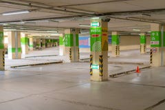 Rusland, Kazan - Mei 10, 2019 Helder ondergronds parkeren zonder auto's royalty-vrije stock foto's Rusland, Kazan - Mei 10, 2019 Helder ondergronds parkeren zonder auto's royalty-vrije stock foto's