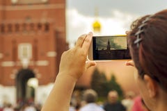 Rusland, Moskou, 4 Augustus, 2018, het meisje fotografeerde het rode vierkant in Moskou op de telefoon, redactie royalty-vrije stock foto's Rusland, Moskou, 4 Augustus, 2018, het meisje fotografeerde het rode vierkant in Moskou op de telefoon, redactie royalty-vrije stock foto's