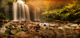 Russell tombe cascade à écriture ligne par ligne Photo stock Russell tombe cascade à écriture ligne par ligne Photo stock