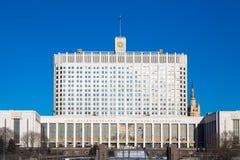 Russisch Witte Huis De titel op het buliding vertaalt: stock afbeelding Russisch Witte Huis De titel op het buliding vertaalt: stock afbeelding