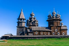 Russische Orthodoxe Kerken met hun koepels en kruisen tegen heldere blauwe hemel royalty-vrije stock fotografie Russische Orthodoxe Kerken met hun koepels en kruisen tegen heldere blauwe hemel royalty-vrije stock fotografie
