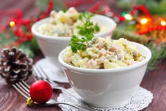 Russische traditionele salade Olivier voor Nieuwjaarpartij Stock Foto's Russische traditionele salade Olivier voor Nieuwjaarpartij Stock Foto's