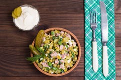 Russischer Salat olivier Hölzerne Tabelle Beschneidungspfad eingeschlossen Nahaufnahme lizenzfreie stockfotografie Russischer Salat olivier Hölzerne Tabelle Beschneidungspfad eingeschlossen Nahaufnahme lizenzfreie stockfotografie