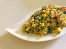 Russischer traditioneller Salat Olivier mit Gemüse und Fleisch Wintersalat lizenzfreie stockfotografie Russischer traditioneller Salat Olivier mit Gemüse und Fleisch Wintersalat lizenzfreie stockfotografie
