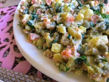 Russischer traditioneller Salat Olivier mit Gemüse und Fleisch Wintersalat stockfoto Russischer traditioneller Salat Olivier mit Gemüse und Fleisch Wintersalat stockfoto