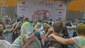 RUSSLAND, IRKUTSK - 27. JUNI 2018: Glückliche junge Leute, die während Holi-Festivals von Farben tanzen und feiern Menge von stock video footage RUSSLAND, IRKUTSK - 27. JUNI 2018: Glückliche junge Leute, die während Holi-Festivals von Farben tanzen und feiern Menge von stock video footage