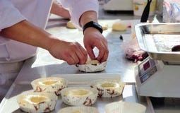 03 14 2019 Russland, Moskau Ausstellungs-moderne B?ckerei Moskau, Expocentre Chef bereitet den Teig f?r Muffins zu lizenzfreie stockbilder 03 14 2019 Russland, Moskau Ausstellungs-moderne B?ckerei Moskau, Expocentre Chef bereitet den Teig f?r Muffins zu lizenzfreie stockbilder