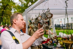 Russland, Stadt Moskau - 6. September 2014: Ein Mann wählt Küstenmotorschiffe Verkauf von Antiken auf der Straße Tauschbörse stockbild Russland, Stadt Moskau - 6. September 2014: Ein Mann wählt Küstenmotorschiffe Verkauf von Antiken auf der Straße Tauschbörse stockbild