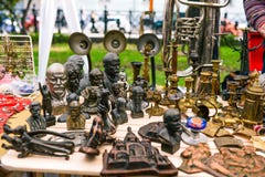 Russland, Stadt Moskau - 6. September 2014: Sowjetische Figürchen von Führern und von Künstlern Stände für Kerzen Verkauf des Alt stockfotos Russland, Stadt Moskau - 6. September 2014: Sowjetische Figürchen von Führern und von Künstlern Stände für Kerzen Verkauf des Alt stockfotos