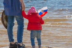 Russland-Tag Patriotischer Feiertag Glückliches Kind, nettes kleines Kindermädchen mit Russland-Flagge Mutter mit einem Kind durc stockfoto Russland-Tag Patriotischer Feiertag Glückliches Kind, nettes kleines Kindermädchen mit Russland-Flagge Mutter mit einem Kind durc stockfoto