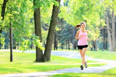 rustande running kvinna för park Royaltyfri Bild rustande running kvinna för park Royaltyfri Bild