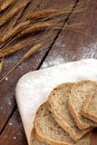 Rustiek brood en tarwe op een oude uitstekende houten lijst royalty-vrije stock afbeeldingen Rustiek brood en tarwe op een oude uitstekende houten lijst royalty-vrije stock afbeeldingen
