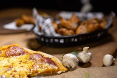 Rustieke van de het voedselpizza en mand van de bistrobar kippenvleugels royalty-vrije stock foto's Rustieke van de het voedselpizza en mand van de bistrobar kippenvleugels royalty-vrije stock foto's