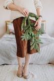 Rustikales Bett des Frauenrocktannenzweig-Hintergrundes stockfotos Rustikales Bett des Frauenrocktannenzweig-Hintergrundes stockfotos