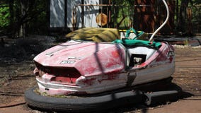 Rusty Kids Bumper Electric Car in Pripyat-Spookstad, de Uitsluitingsstreek de Oekraïne van Tchernobyl stock videobeelden Rusty Kids Bumper Electric Car in Pripyat-Spookstad, de Uitsluitingsstreek de Oekraïne van Tchernobyl stock videobeelden
