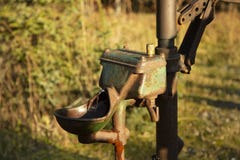 Rusty Old Well Water Pump dat nog Actief is stock afbeeldingen Rusty Old Well Water Pump dat nog Actief is stock afbeeldingen