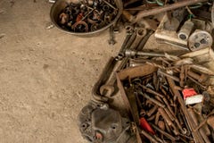 Rusty Tools på Dirty det konkreta golvet - Rusty Toolbox - smutsiga skiftnyckelskruvnycklar - metallbunke av muttrar - och - bult arkivbilder Rusty Tools på Dirty det konkreta golvet - Rusty Toolbox - smutsiga skiftnyckelskruvnycklar - metallbunke av muttrar - och - bult arkivbilder