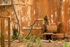 Rusty Water Turbine Generator - jardín pelado mohoso del vintage de la textura del muro de cemento imagenes de archivo Rusty Water Turbine Generator - jardín pelado mohoso del vintage de la textura del muro de cemento imagenes de archivo
