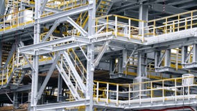 Rusztowanie instalacja przy zbiornikiem z proces strukturami rafineria zakłady petrochemiczni w tle ampuła obraz royalty free Rusztowanie instalacja przy zbiornikiem z proces strukturami rafineria zakłady petrochemiczni w tle ampuła obraz royalty free