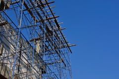 Rusztować na budynku w budowie zdjęcie stock Rusztować na budynku w budowie zdjęcie stock