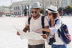 Ruta de planificación de amor del paseo de los pares con el mapa fotografía de archivo Ruta de planificación de amor del paseo de los pares con el mapa fotografía de archivo