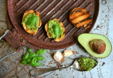 Ruw, alkalisch voedsel met avocado en basilicumpesto met knoflook stock afbeeldingen Ruw, alkalisch voedsel met avocado en basilicumpesto met knoflook stock afbeeldingen
