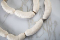 Ruwe Duitse Beierse witte de worstketting van Weißwurst op marmeren achtergrond stock fotografie Ruwe Duitse Beierse witte de worstketting van Weißwurst op marmeren achtergrond stock fotografie