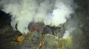 Ruwe zwavelmijnbouw in de krater van de actieve vulkaan van Kawah Ijen op Java royalty-vrije stock afbeelding Ruwe zwavelmijnbouw in de krater van de actieve vulkaan van Kawah Ijen op Java royalty-vrije stock afbeelding