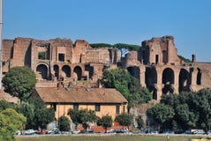 Ruínas do palácio do monte de Palatine em Roma, Italy imagem de stock Ruínas do palácio do monte de Palatine em Roma, Italy imagem de stock