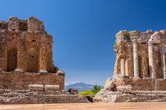 Ruínas e colunas do teatro grego antigo em Taormina Foto de Stock Ruínas e colunas do teatro grego antigo em Taormina Foto de Stock