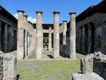 Ruínas romanas antigas de Pompeia - paredes e colunas de Pompeia Scavi Fotos de Stock Royalty Free Ruínas romanas antigas de Pompeia - paredes e colunas de Pompeia Scavi Fotos de Stock Royalty Free