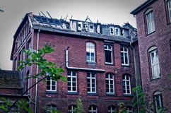 Ruïne van een groot baksteenhuis na een brand in de zolder om de Brandstichtingsdiefstal en vandalisme van de brandschade te verd royalty-vrije stock afbeelding Ruïne van een groot baksteenhuis na een brand in de zolder om de Brandstichtingsdiefstal en vandalisme van de brandschade te verd royalty-vrije stock afbeelding