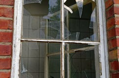 Ruïne van een groot baksteenhuis na een brand in de zolder om de Brandstichtingsdiefstal en vandalisme van de brandschade te verd stock afbeelding Ruïne van een groot baksteenhuis na een brand in de zolder om de Brandstichtingsdiefstal en vandalisme van de brandschade te verd stock afbeelding