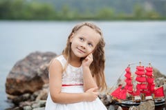 ?rvore no campo Jogo despreocupado da infância feliz na areia aberta O conceito da menina bonito pequena do resto e do escarlate foto de stock ?rvore no campo Jogo despreocupado da infância feliz na areia aberta O conceito da menina bonito pequena do resto e do escarlate foto de stock