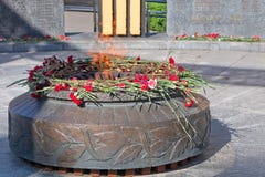 Ryazan Ryssland Monumentet till stupade soldater Eviga flammabrännskador På monumentet är röda nejlikor royaltyfria foton Ryazan Ryssland Monumentet till stupade soldater Eviga flammabrännskador På monumentet är röda nejlikor royaltyfria foton