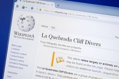 Ryazan, Rússia - 19 de agosto de 2018: Página de Wikipedia sobre o La Quebrada Cliff Divers na exposição do PC fotos de stock Ryazan, Rússia - 19 de agosto de 2018: Página de Wikipedia sobre o La Quebrada Cliff Divers na exposição do PC fotos de stock