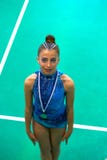 Rymmer den tonåriga flickan för medaljörgymnastik medaljen royaltyfri foto Rymmer den tonåriga flickan för medaljörgymnastik medaljen royaltyfri foto