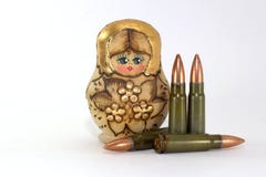 Rysk matryoshka och flera kassetter för Kalashnikovanfallgevär royaltyfri bild Rysk matryoshka och flera kassetter för Kalashnikovanfallgevär royaltyfri bild