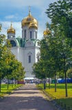 Rysk ortodox kyrka av helgonet Catherine i en solig festlig dag arkivbild Rysk ortodox kyrka av helgonet Catherine i en solig festlig dag arkivbild