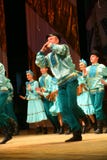 Ryska festivaler för traditionell dans av fabriksutkanten - glad kadrilj royaltyfria foton Ryska festivaler för traditionell dans av fabriksutkanten - glad kadrilj royaltyfria foton