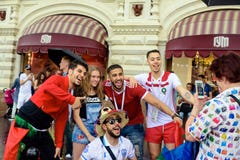 Ryska flickor som fotograferas med fans av det marockanska fotbollslaget Arkivfoto Ryska flickor som fotograferas med fans av det marockanska fotbollslaget Arkivfoto