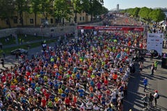 Ryski, Latvia, Maj - 19 2019: Ryscy TET maratonu biegacze biega od pocz?tku wyk?adaj? obrazy royalty free Ryski, Latvia, Maj - 19 2019: Ryscy TET maratonu biegacze biega od pocz?tku wyk?adaj? obrazy royalty free